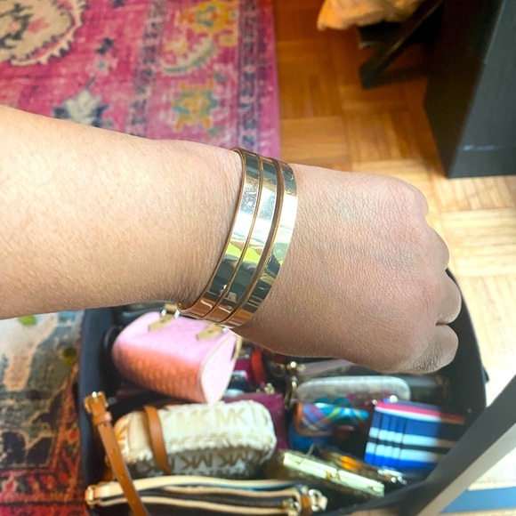 Elegant Gold Bangle Set - Picture 4 of 7